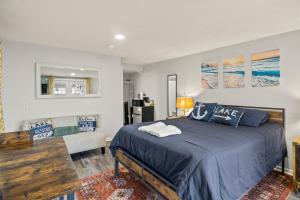 um quarto com uma cama e um sofá em Walk to Parks! Dining & Lake! Close to Hike Trails! em Watkins Glen