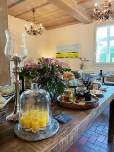 a table with a bunch of glasses of orange juice at Stimbekhof in Bispingen