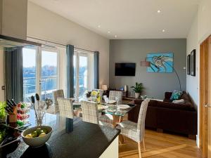 comedor y sala de estar con mesa y sillas en Your Space Apartments - The Hamilton's, en Cambridge