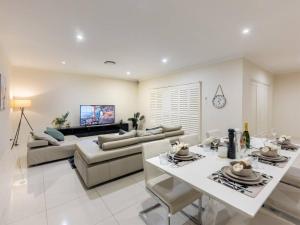 RochedaleにあるHome away from home Grand Family Mansionのソファとテーブルのあるリビングルーム