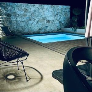 una piscina con una silla frente a ella en Casa Ghjuvan Matteu, 
