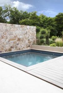 une piscine sur le toit d'une maison dans l'établissement Casa Ghjuvan Matteu, 