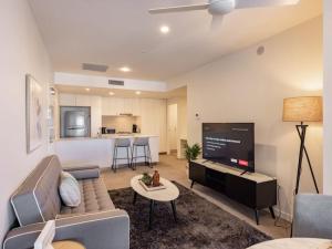 Toowong Central Carpark and Wifi Great value 1BR Apt的电视和/或娱乐中心