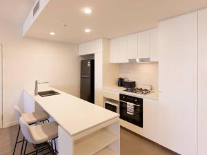 Toowong Central Carpark and Wifi Great value 1BR Apt的厨房或小厨房