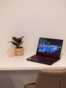 Toowong Central Carpark and Wifi Great value 1BR Apt的电视和/或娱乐中心