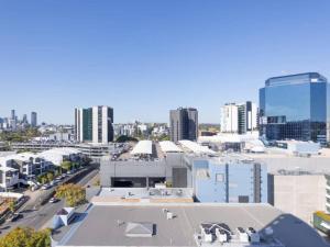 布里斯班Toowong Central Carpark and Wifi Great value 1BR Apt的鸟瞰城市建筑