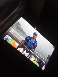uma colagem de fotos de um homem de pé em um frigorífico em Caravan Hotel have TV & Netflix em Bangkok