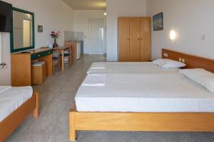 Un pat sau paturi într-o cameră la Faliraki Dream Apartment 2