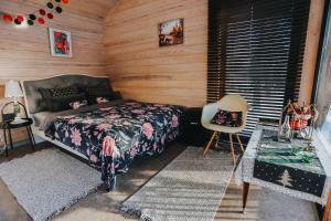 um quarto com uma cama num chalé de madeira em Annas Dzirnavas em Annas