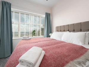 1 dormitorio con 1 cama grande y ventana grande en Pass the Keys Golfers Haven 2 BD Flat on Hoylake Beach Parking, en Hoylake