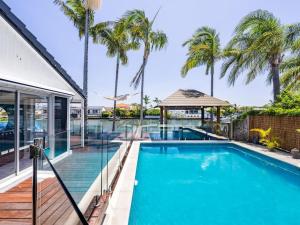 basen z palmami i dom w obiekcie Harborview Bliss 4BR Coastal Retreat w Pool w mieście Gold Coast