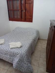 una camera da letto con un letto con un cuscino sopra di Hotel.Aires de Libertad a San Bernardo