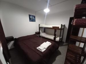 um pequeno quarto com 2 beliches em Hotel.Aires de Libertad em San Bernardo