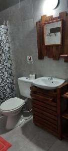 uma casa de banho com um WC e um lavatório em Hotel.Aires de Libertad em San Bernardo