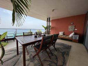 a dining room with a table and a view of the ocean at Bel Appartement en face de la mer in Dakar