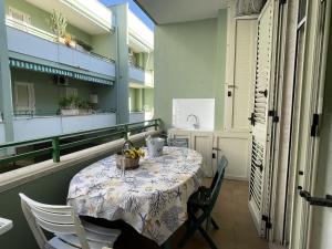 cocina con mesa con sillas y mesa en Maison A La Plage, en Baia Verde