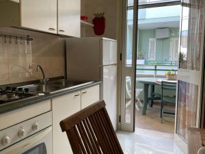 cocina con fregadero y cocina con mesa en Maison A La Plage, en Baia Verde