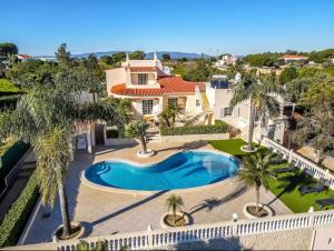 Luftaufnahme eines Hauses mit Swimmingpool in der Unterkunft Villa Paraíso in Poço Partido