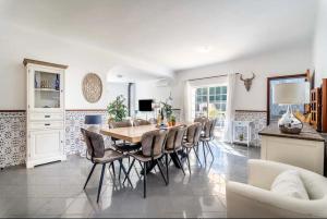 eine Küche und ein Esszimmer mit Tisch und Stühlen in der Unterkunft Villa Paraíso in Poço Partido