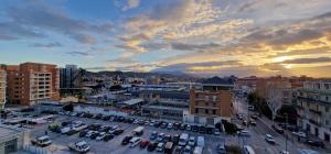 una ciudad con coches estacionados en un estacionamiento en Attico Mexico en Pescara