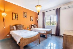 ein Schlafzimmer mit zwei Betten und einem Fenster in der Unterkunft Villa Paraíso in Poço Partido + 29 Fotos