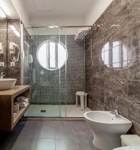 y baño con ducha, aseo y lavamanos. en Hotel Porto Mar en Matosinhos