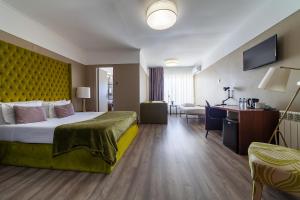 Pokój hotelowy z łóżkiem i biurkiem w obiekcie Hotel Porto Mar w mieście Matosinhos