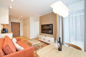 un soggiorno con divano e tavolo di Apartamenty Bel Mare SeaView by Rent like home a Międzyzdroje