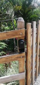 una valla de madera con una caja encima en Cabañita La Montaña de Las Brisas, en San Vito