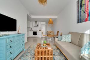 una sala de estar con un sofá y una mesa en Las Olas del Mare, 200 meters from the beach, en Moraira