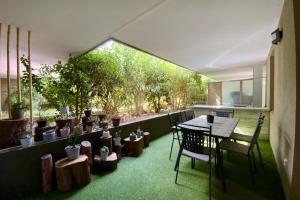 a balcony with a table and chairs and potted plants at GROOMI La Grisette- Jardin terrasse et stationnement ! in Montpellier