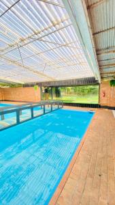 una gran piscina con un gran techo en Chácara Santa Felicidade en Curitiba
