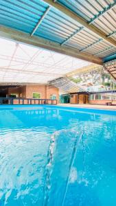 una gran piscina de agua azul en Chácara Santa Felicidade en Curitiba