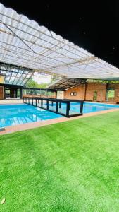una gran piscina con un gran techo en Chácara Santa Felicidade en Curitiba
