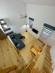 an overhead view of a living room with a couch and a table at Nafta Aparts & Villas in Skhidnitsa