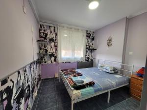 1 dormitorio con 1 cama en una habitación con papel pintado en Playa El Campello & Parking WIFI en El Campello