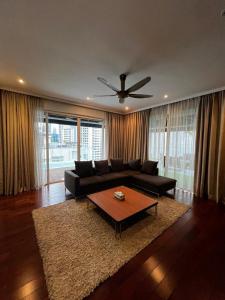 uma sala de estar com um sofá e uma mesa em VIP penthouse with swimming pool and panoramic view em Kuala Lumpur