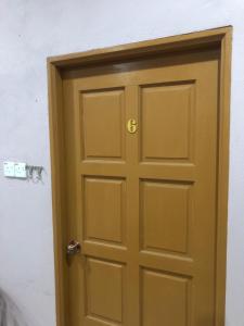 Una puerta con el número seis. en A & Z Roomstay, en Pasir Mas