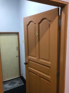 una puerta con el número al lado de un garaje en A & Z Roomstay, en Pasir Mas