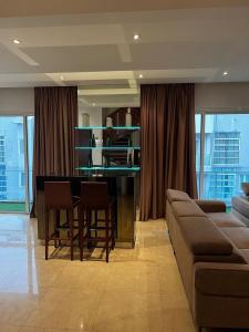 uma sala de estar com um sofá e uma mesa em VIP penthouse with swimming pool and panoramic view em Kuala Lumpur