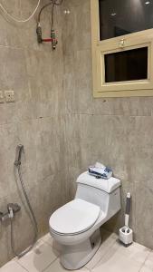 a bathroom with a toilet and a shower at استيديو بالعقيق بدخول ذاتي c3 in Riyadh