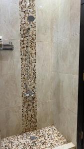 a bathroom with a shower with a tiled shower at استيديو بالعقيق بدخول ذاتي c3 in Riyadh