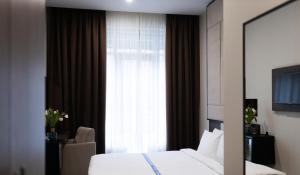 una camera d'albergo con letto e finestra di Ribas Rooms Odesa a Odessa
