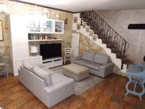 a living room with a couch and a staircase at Villa da Sogno con piscina privata in Avola