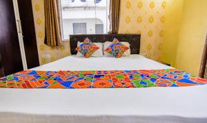 Una cama o camas en una habitación de Hotel Anshika Inn New Town Kolkata - Couple Friendly