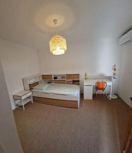 a bedroom with a bed and a desk and a chair at Charmante maison familiale vue sur mer in Marseille