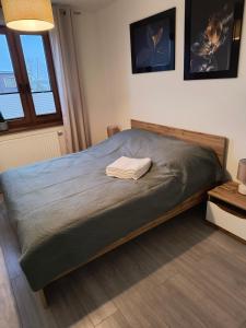 1 dormitorio con 1 cama con 2 toallas en Apartament Optymalny, en Tczew