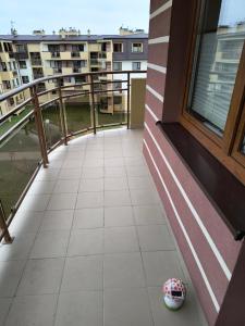 - Balcón con vistas a un edificio en Apartament Optymalny, en Tczew