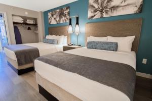 Tempat tidur dalam kamar di Breakers Resort Hotel