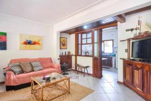 TV a/nebo společenská místnost v ubytování Casa linda em condomínio fechado